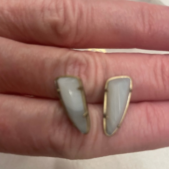 Kendra Scott Everett Stud Earrings, white banded agate, antique brass, beautiful - Picture 6 of 9